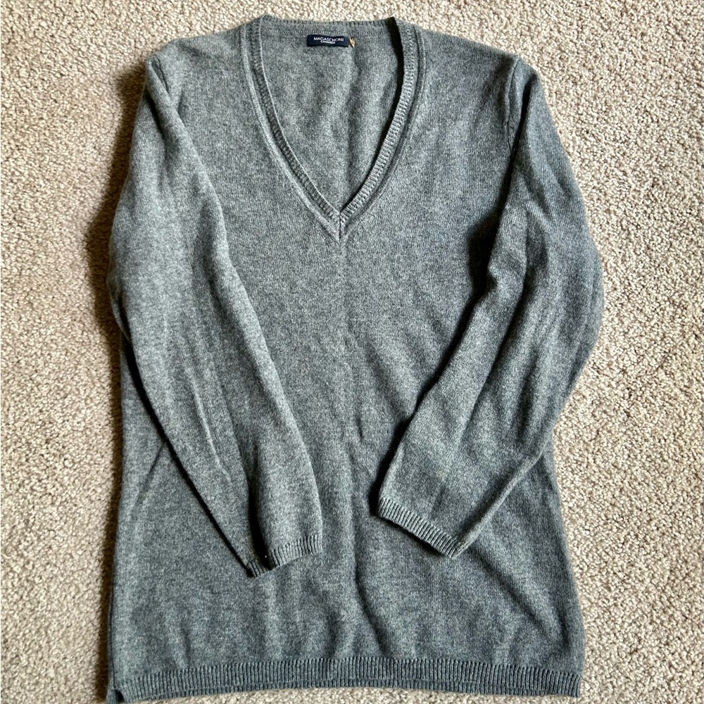Magaschoni dark gray v-neck cashmere sweater, size XS